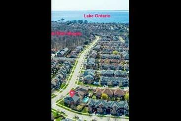 پانسیون Cozy Apartment In Oakville , Ontario , Canada