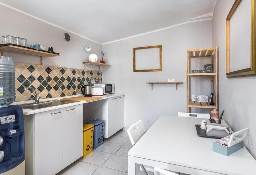تختخواب و صبحانه Travelershome Ciampino 170 Station Street