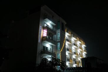هتل Townhouse Navneeta Grand