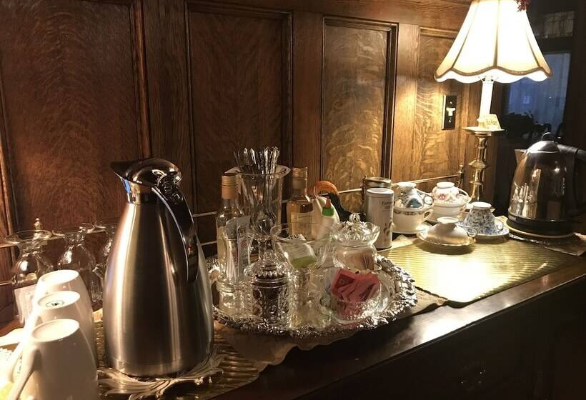 تختخواب و صبحانه Brass Pineapple Inn