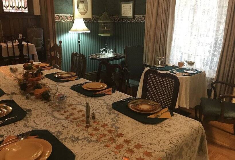 تختخواب و صبحانه Brass Pineapple Inn