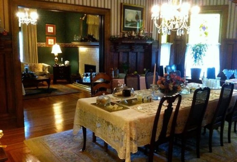 تختخواب و صبحانه Brass Pineapple Inn