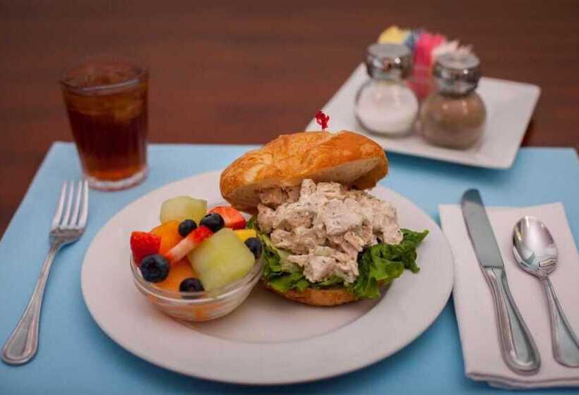 مبيت وإفطار Elizabeth Pointe Lodge