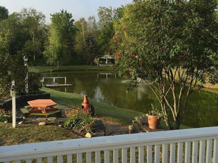 مبيت وإفطار Inn At Clearwater Pond
