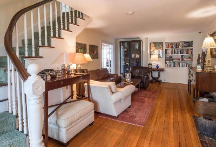 تختخواب و صبحانه Snug Cottage