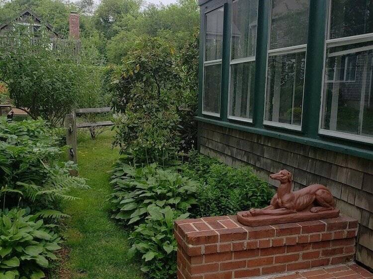 تختخواب و صبحانه Snug Cottage