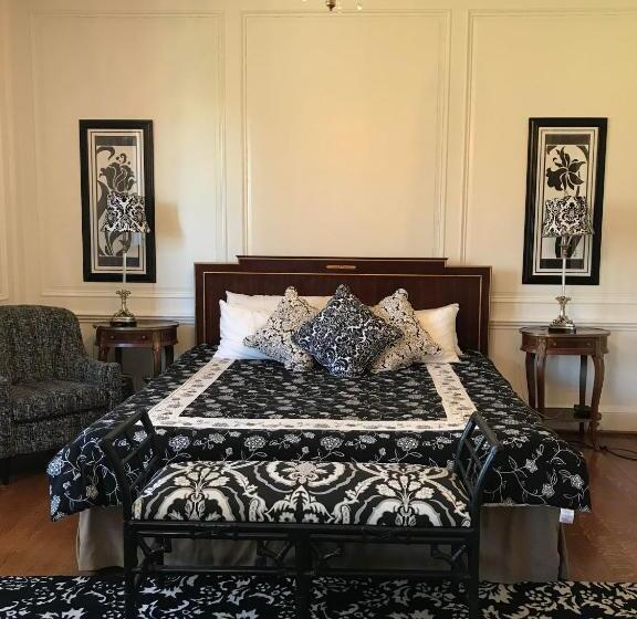 Bed and Breakfast The Castle At Skylands Manor