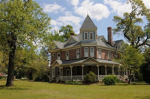 Bed and Breakfast The Grove  The Inn On Harlee