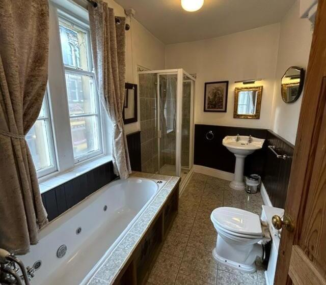 تختخواب و صبحانه The Old Registry Guest House