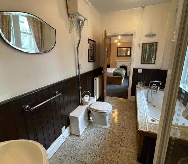 تختخواب و صبحانه The Old Registry Guest House