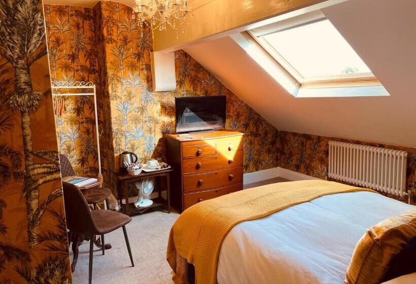 تختخواب و صبحانه The Old Registry Guest House