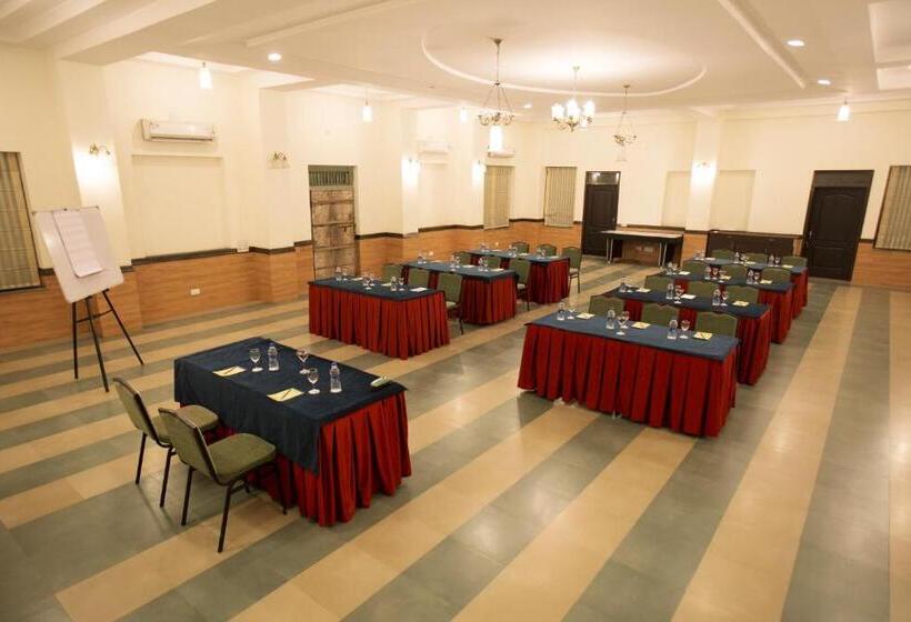 فندق Dhawala Resort By Aamod