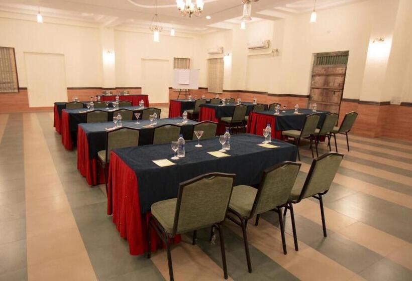 فندق Dhawala Resort By Aamod