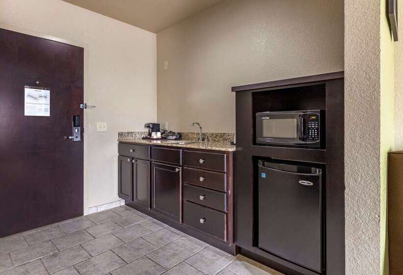 هتل Comfort Inn Bentonville  Crystal Bridges