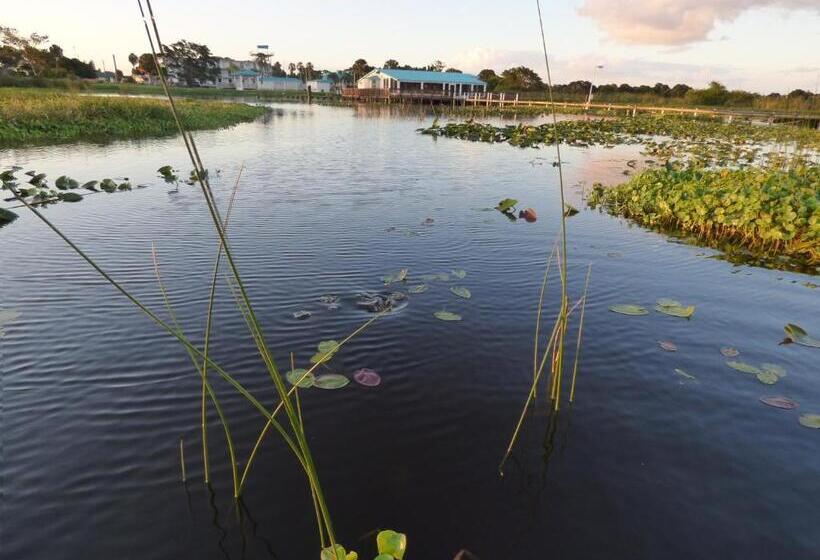 فندق Days Inn & Suites By Wyndham Lake Okeechobee