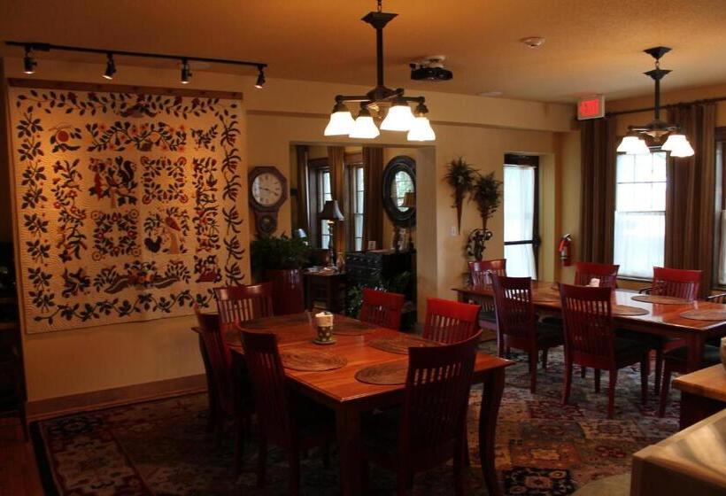 בית מלון כפרי Iowa House Historic Inn