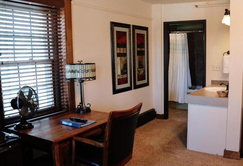 בית מלון כפרי Iowa House Historic Inn