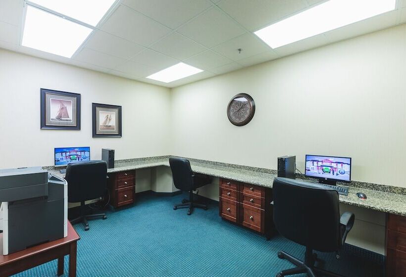 בית מלון כפרי Redwood Inn & Suites