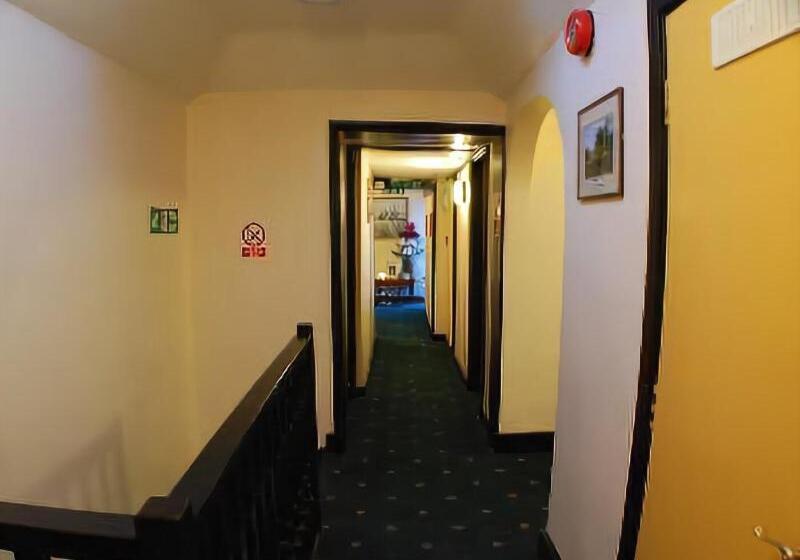 هتل The Winchfield Inn