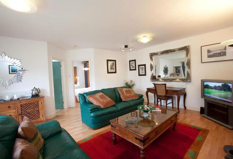 פנסיון Sturmer Hall Hotel And Conference Centre