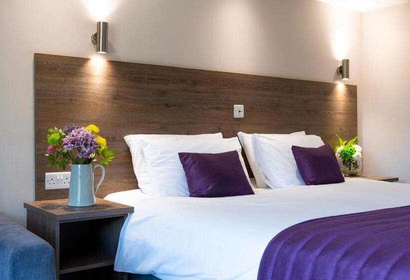 پانسیون The Limes Country Lodge Hotel & Admiral Restaurant