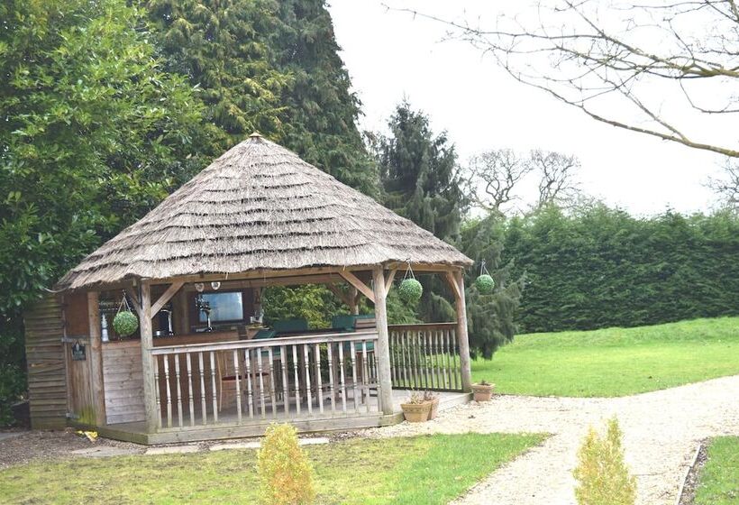 پانسیون The Limes Country Lodge Hotel & Admiral Restaurant