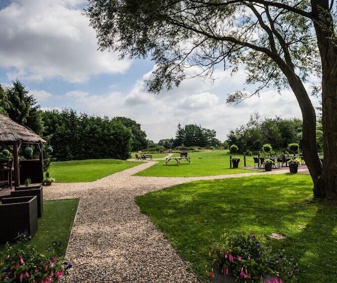 پانسیون The Limes Country Lodge Hotel & Admiral Restaurant