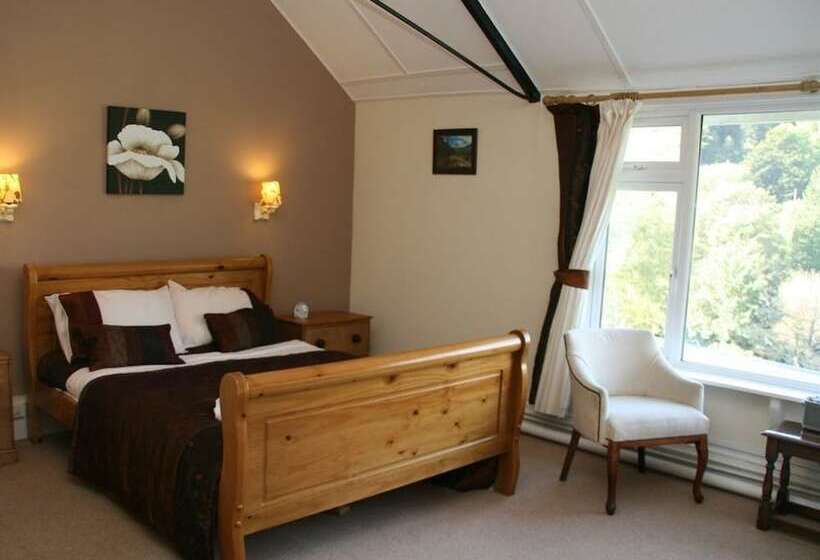 بنسيون The Royal Lodge