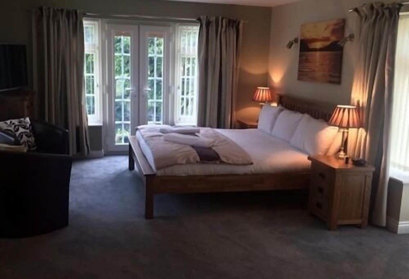 بنسيون The Royal Lodge