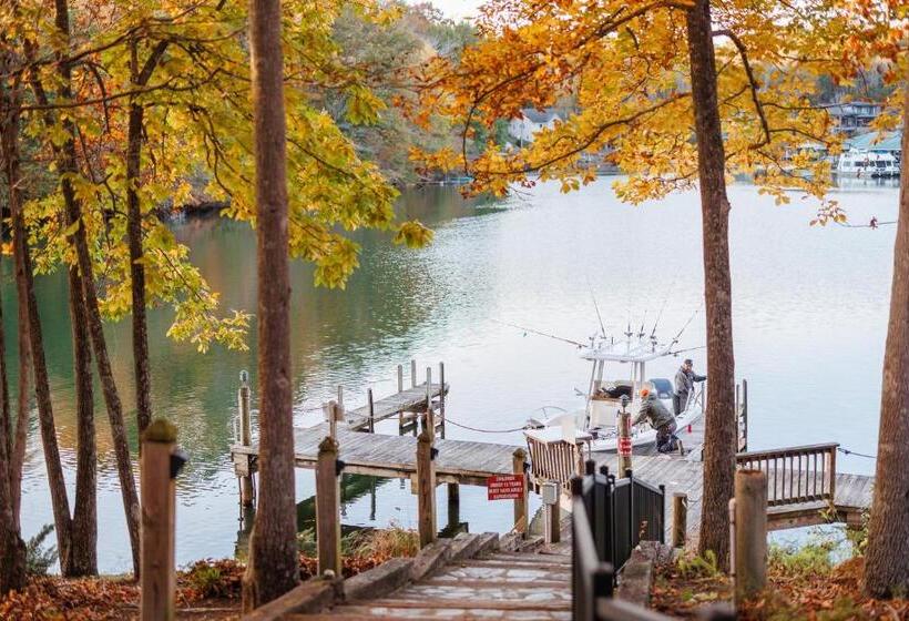 Отель Halesford Harbour Resort Smith Mountain Lake