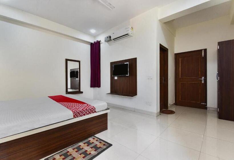 Отель Oyo 90099 Grand Beach