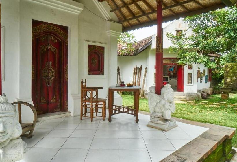پانسیون Rumah Paros & Gallery