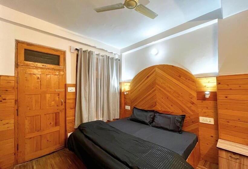 Young Monk Hostel & Cafe Jibhi