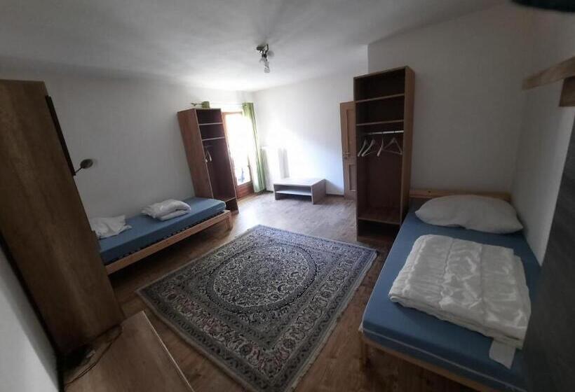 הוסטל Gasthof Hirschen