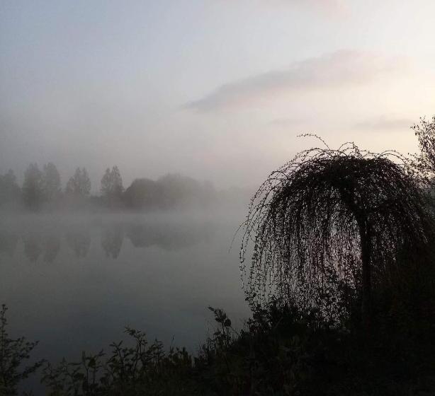 住宿加早餐  By The Lake