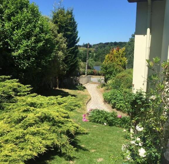 住宿加早餐  By The Lake