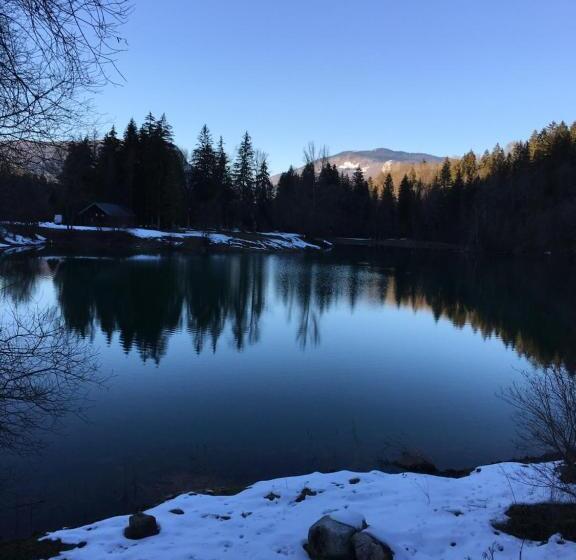 مبيت وإفطار Chambres D Hôtes Des Bauges Route 26 57