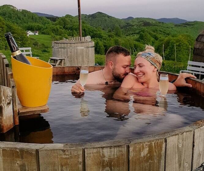 Ursa Mica Glamping Resort