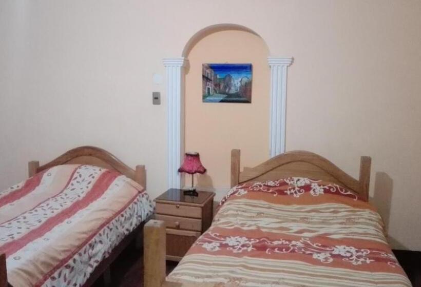 هاستل Hostal Isidoros