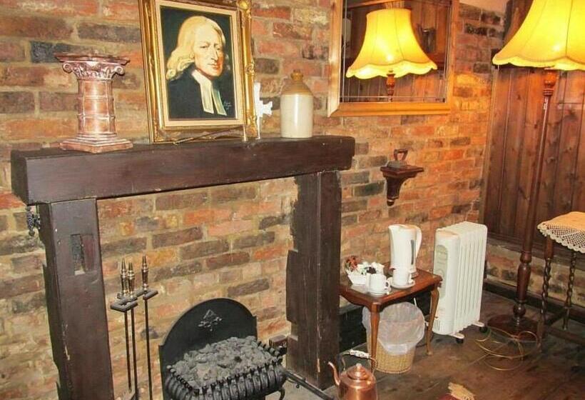 Общежитие Red Lion Coaching Inn