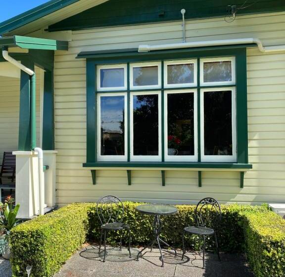 تختخواب و صبحانه Gumnut House