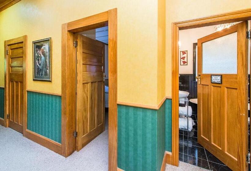 تختخواب و صبحانه Gumnut House