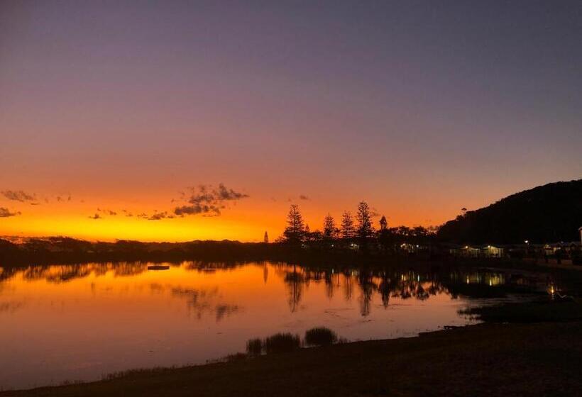 تختخواب و صبحانه Lakeside Bungalow