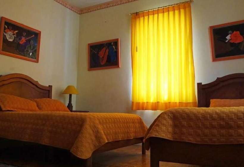 پانسیون The Yellow House