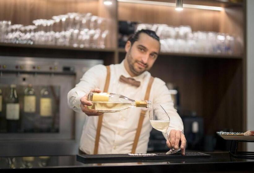 Отель Moody Smart & Comfy