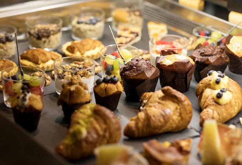 Отель Moody Smart & Comfy