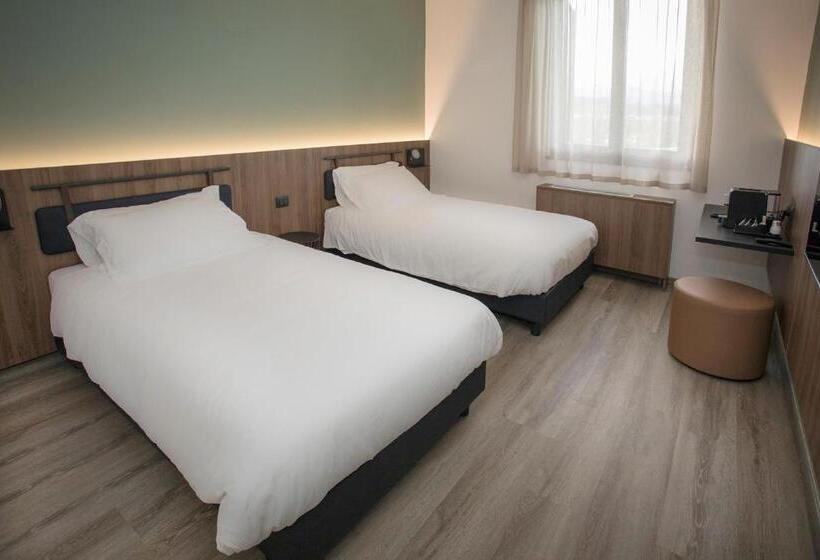 Отель Moody Smart & Comfy