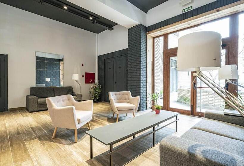 هتل Ronces Hostel