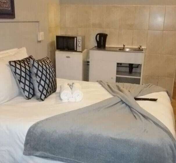 هتل Stay At Home Airport Lodge