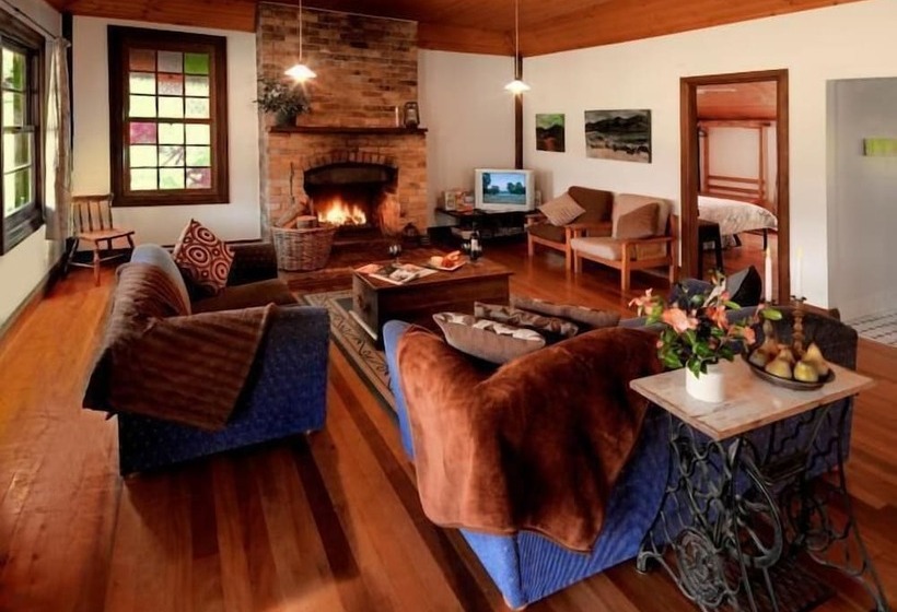 Отель Cedar Creek Cottages
